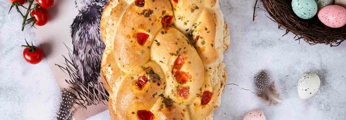 Osterzopf mit Tomaten