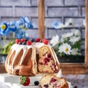 Beeren Gugelhupf mit Glasur vor einem Küchenfenster