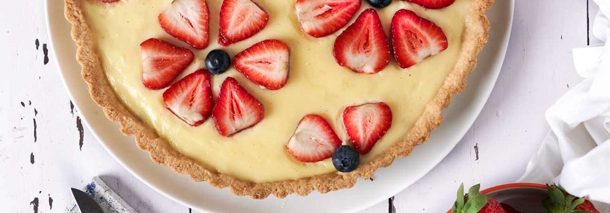 Schnelle Erdbeertarte mit Blumenmuster