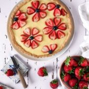 Schnelle Erdbeertarte mit Blumenmuster