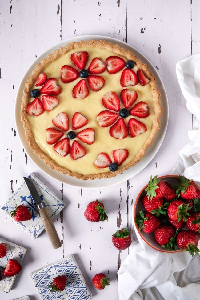 Schnelle Erdbeertarte mit Blumenmuster