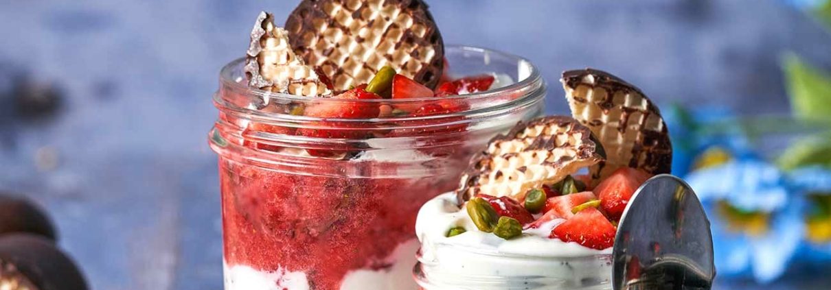 Schaumkuss Quark Dessert mit Erdbeeren in einem Glas
