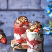 Schaumkuss Quark Dessert mit Erdbeeren in einem Glas