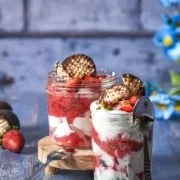 Schaumkuss Quark Dessert mit Erdbeeren in einem Glas