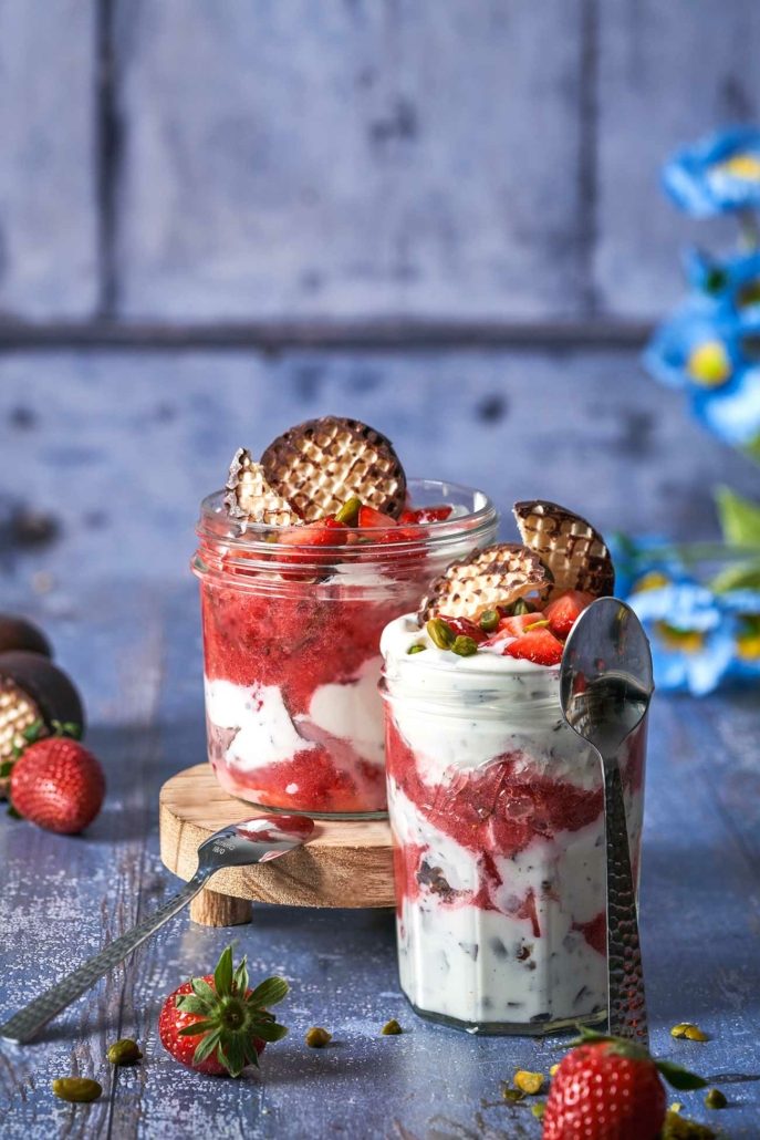 Schaumkuss Quark Dessert mit Erdbeeren in einem Glas