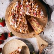 Erdbeer Streuselkuchen auf einem Tisch mit Puderzuckerglasur