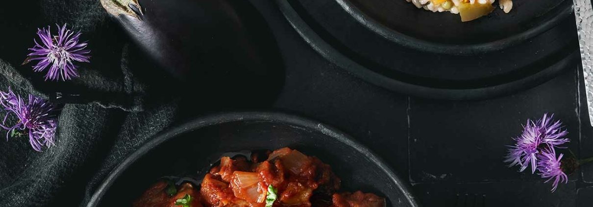 Gebackene Auberginen in Tomatensoße mit Gemüsereis