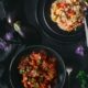 Gebackene Auberginen in Tomatensoße mit Gemüsereis