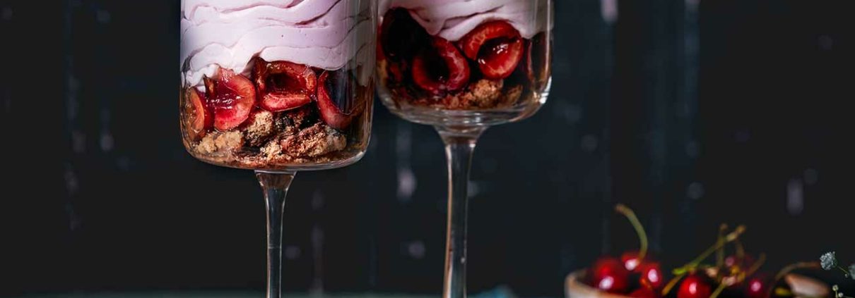 Dessert im Glas mit Kirschen