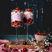 Dessert im Glas mit Kirschen