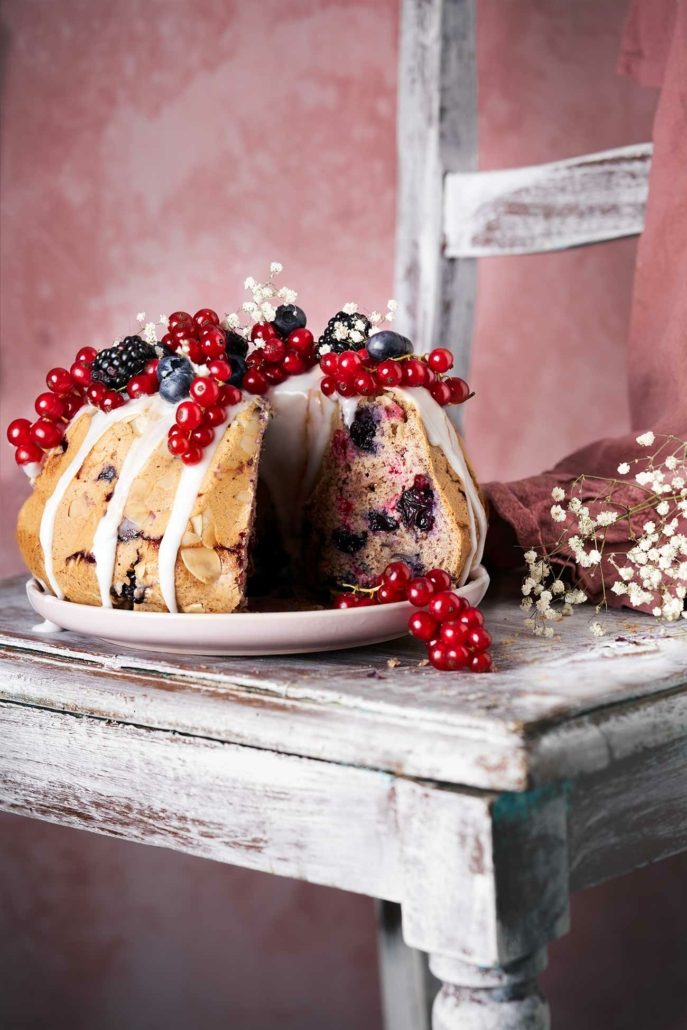 Gugelhupf mit frischen Beeren