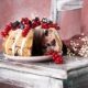 Gugelhupf mit frischen Beeren