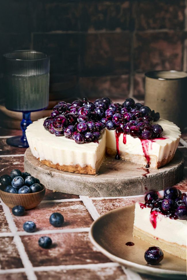 Genieße die perfekte Blaubeertarte – ein fruchtiger Klassiker, der Sommerlaune in den Winter bringt! Mit cremiger Mascarpone-Füllung und frischen Blaubeeren verzaubert dieses Rezept nicht nur Blaubeer-Fans. Hol dir jetzt das Rezept!
