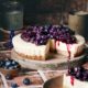 Genieße die perfekte Blaubeertarte – ein fruchtiger Klassiker, der Sommerlaune in den Winter bringt! Mit cremiger Mascarpone-Füllung und frischen Blaubeeren verzaubert dieses Rezept nicht nur Blaubeer-Fans. Hol dir jetzt das Rezept!