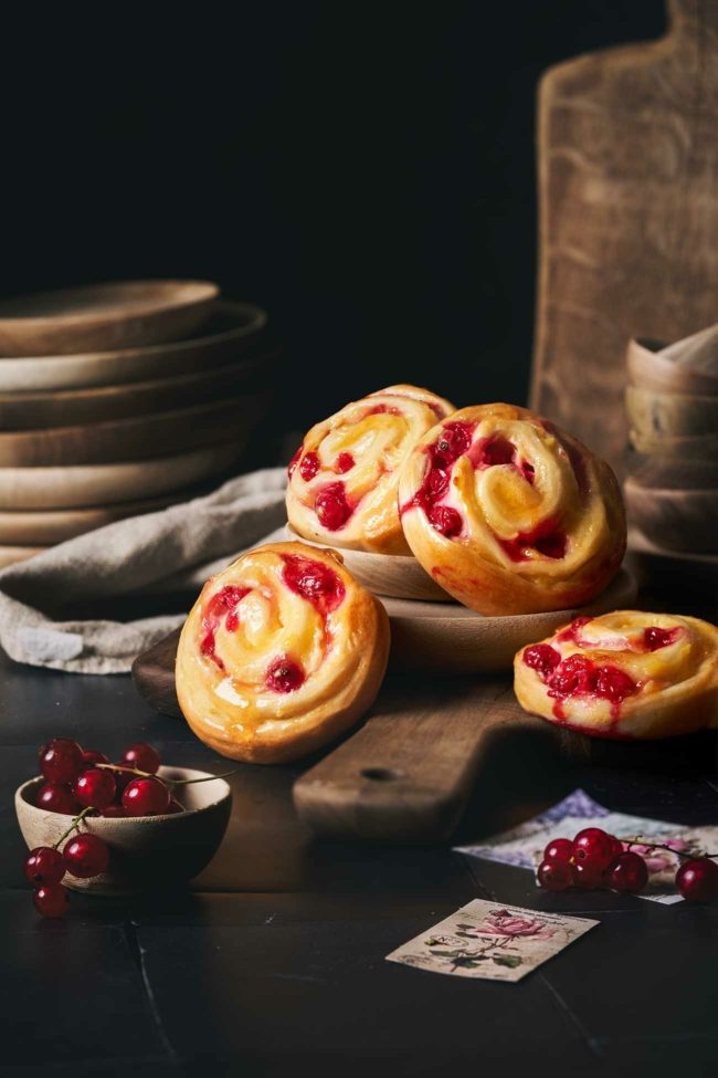 Puddingschnecken wie vom Bäcker mit Johannisbeeren