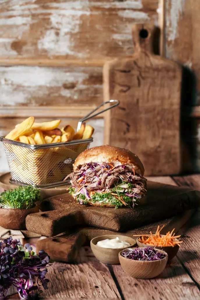 Pulled Duck Parmesan Burger: Ein Genuss mit Barbarie-Entenbrustfilets ...