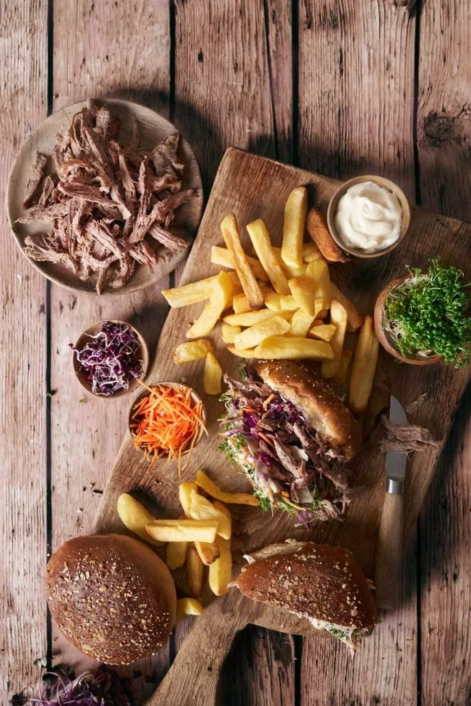 Pulled Duck Parmesan Burger: Ein Genuss mit Barbarie-Entenbrustfilets ...