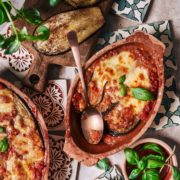 Die klassische Parmigiana di Melanzane neu interpretiert: Proteinreich, fettärmer und voller Geschmack