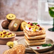 Herz Pancakes mit Kiwi-Salat und Joghurt