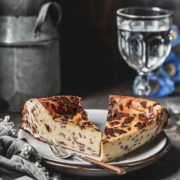 Saftiges Rezept für Stracciatella-Käsekuchen mit Quark und Schokolade. Einfach zubereitet, perfekt cremig und unwiderstehlich lecker. Jetzt ausprobieren!