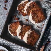 Bananen-Karottenbrot mit Frischkäse-Frosting – extra saftig & unwiderstehlich lecker! Das perfekte Rezept, um überreife Bananen sinnvoll zu verwerten. Schnell gemacht & einfach unwiderstehlich!
