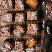 Saftiger Karotten Streuselkuchen