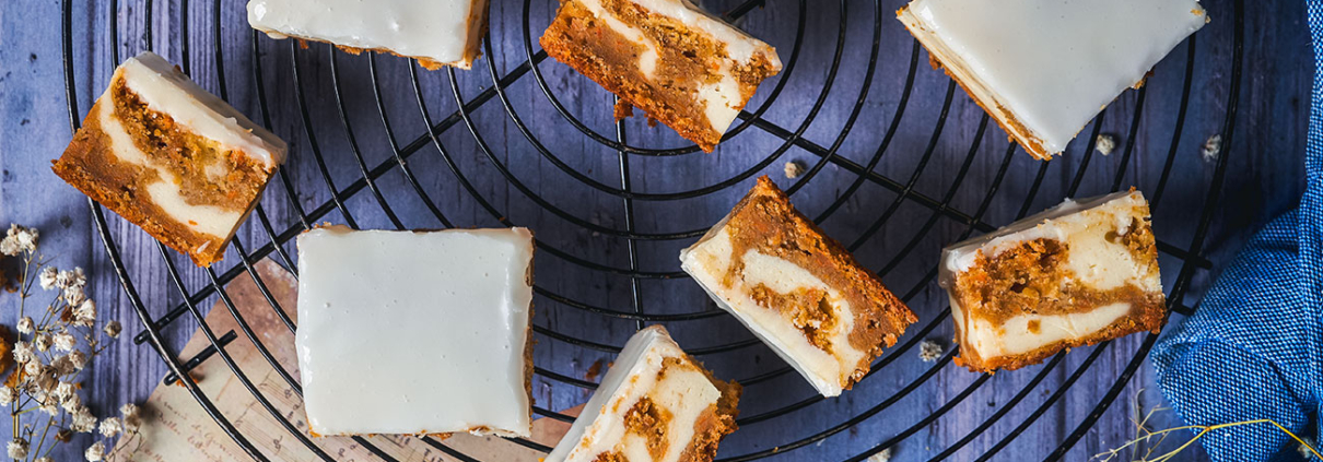 Karottenkuchen mit Cheesecake-Schicht und Vanille-Glasur