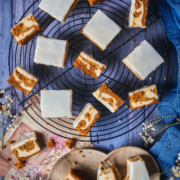 Karottenkuchen mit Cheesecake-Schicht und Vanille-Glasur
