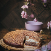 Zebrakuchen mit Stracciatella Creme und Mandelkrokant
