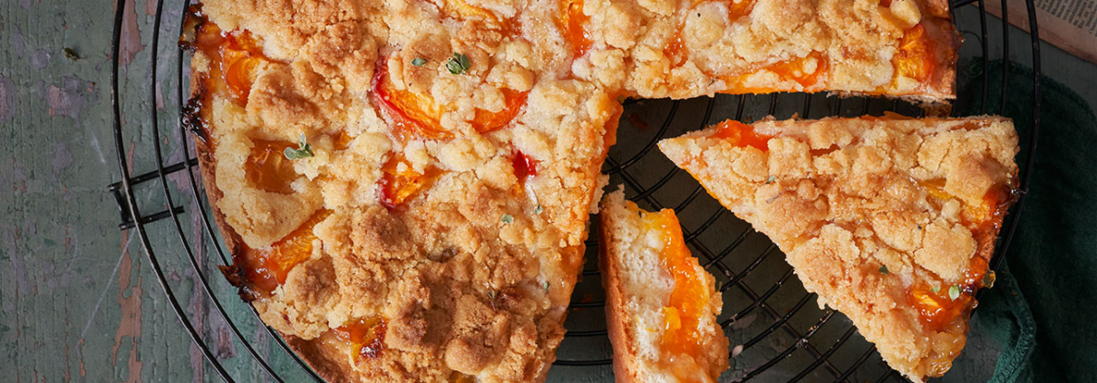 Aprikosenkuchen mit Zitronen-Thymian-Streusel