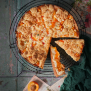 Aprikosenkuchen mit Zitronen-Thymian-Streusel