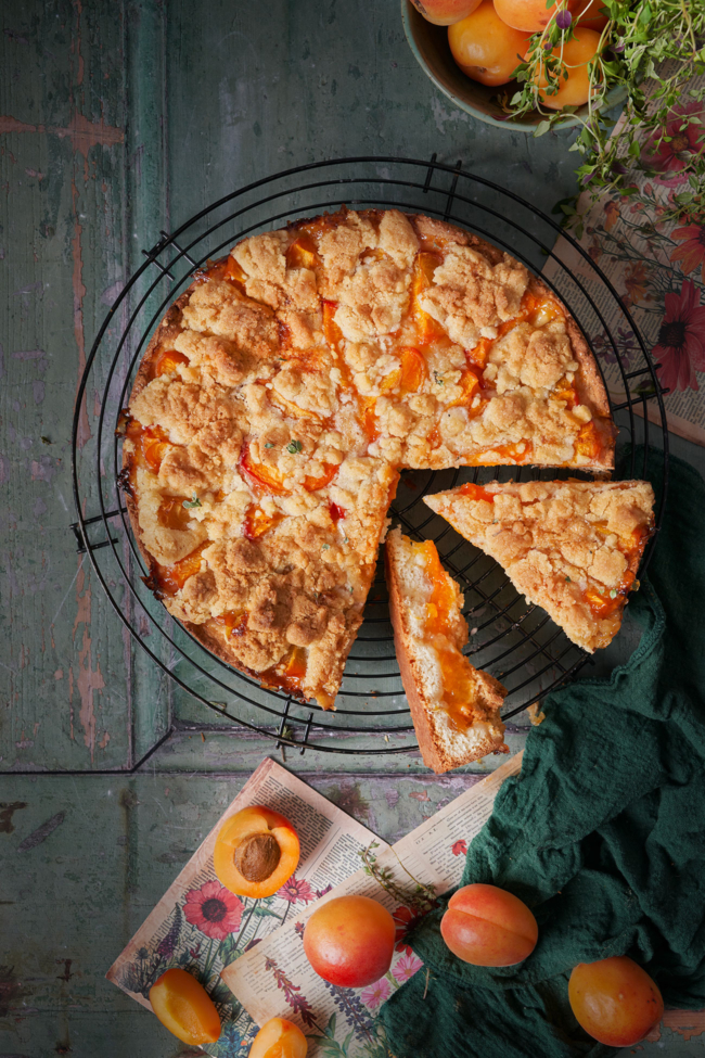 Aprikosenkuchen mit Zitronen-Thymian-Streusel