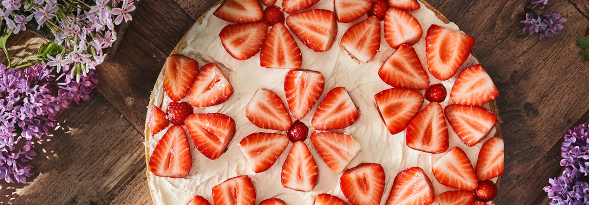 Einfacher Käsekuchen mit Mascarpone Creme und Erdbeeren