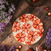 Einfacher Käsekuchen mit Mascarpone Creme und Erdbeeren