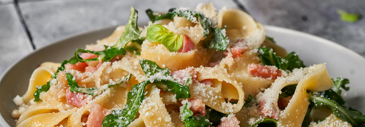 Zitronen-Cacio e Pepe mit Bacon, Rucola & Basilikum