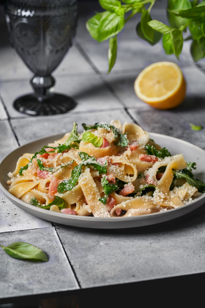 Zitronen-Cacio e Pepe mit Bacon, Rucola & Basilikum