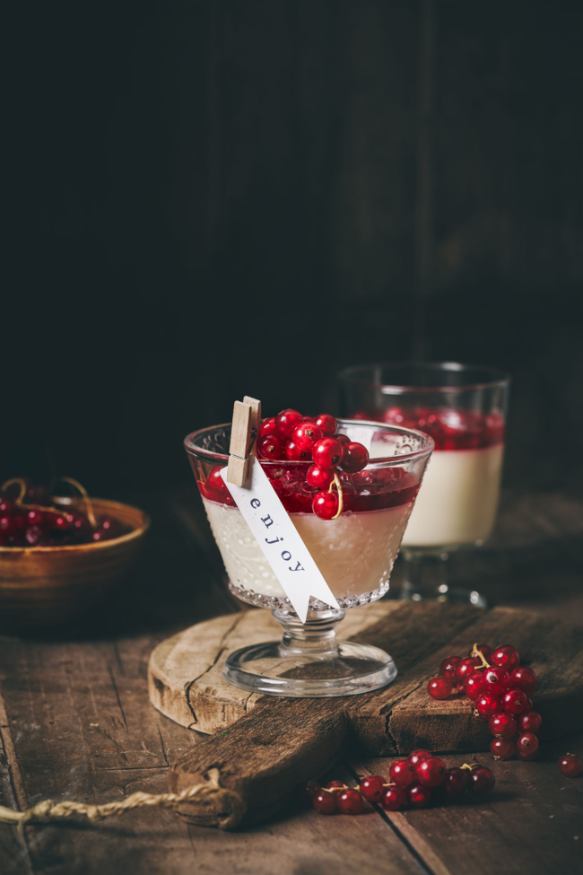 Weiße Schokolade Panna Cotta mit Johannisbeer Sauce