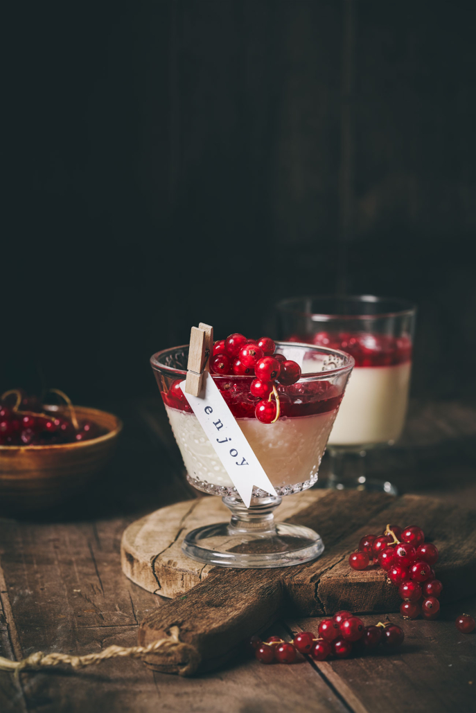 Weiße Schokolade Panna Cotta mit Johannisbeer Sauce