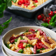 Pasta mit gerösteten Tomaten & PICK Original Ungarische Salami