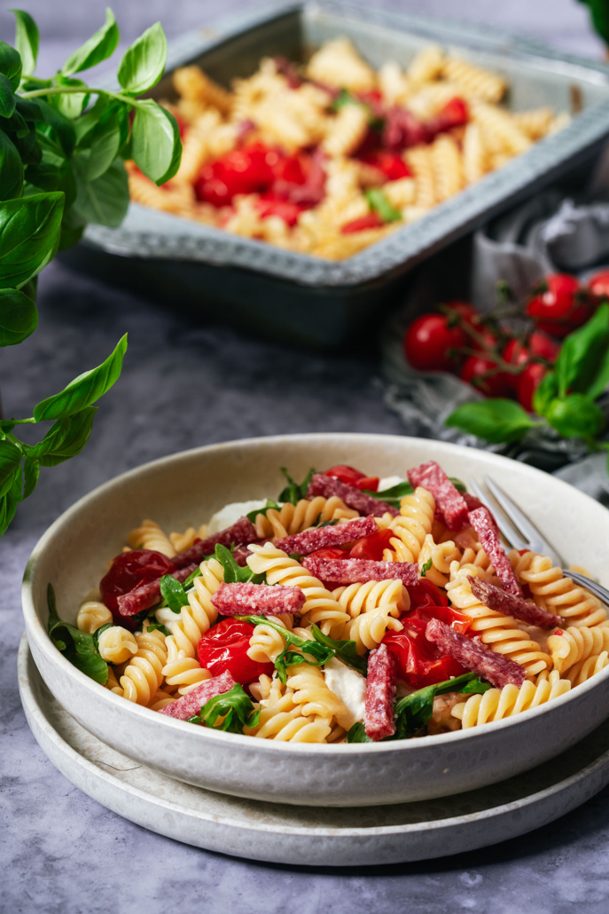 Pasta mit gerösteten Tomaten & PICK Original Ungarische Salami
