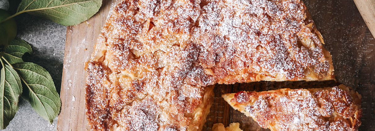 Schneller Apfelkuchen mit Bienenstich-Topping