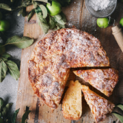 Schneller Apfelkuchen mit Bienenstich-Topping