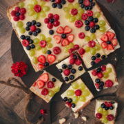 Grieß-Blechkuchen mit Sommerfrüchten