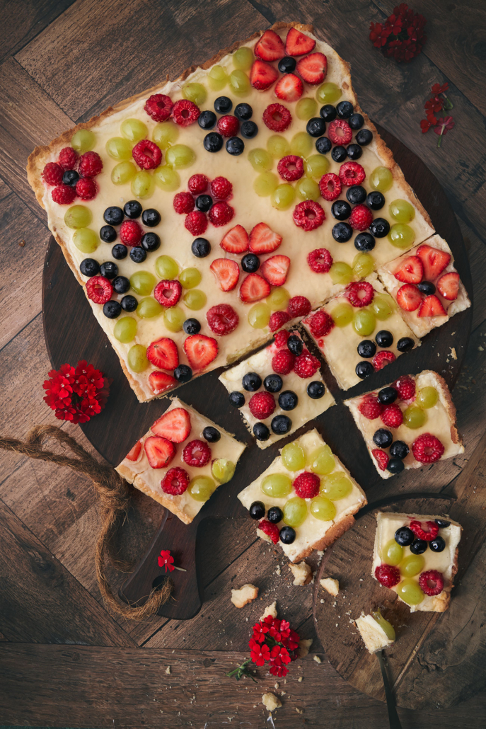 Grieß-Blechkuchen mit Sommerfrüchten