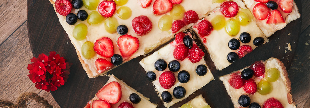 Grieß-Blechkuchen mit Sommerfrüchten