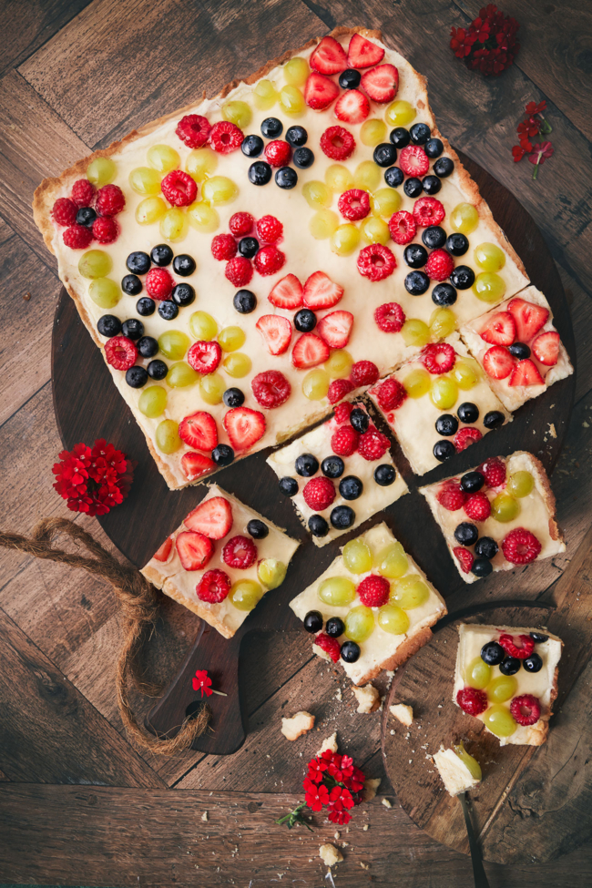 Grieß-Blechkuchen mit Sommerfrüchten