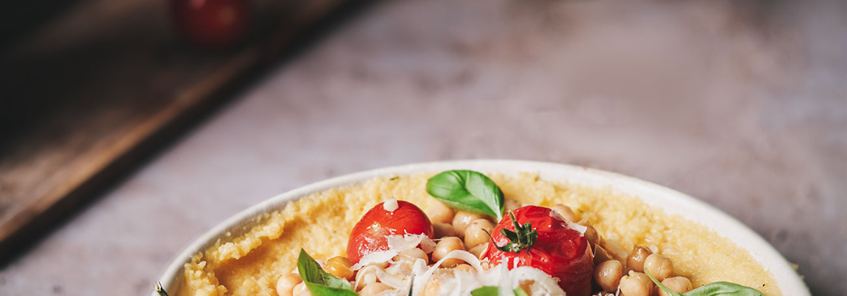 Ofengeröstete Tomaten und Kichererbsen auf cremiger Parmesan-Polenta