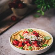 Ofengeröstete Tomaten und Kichererbsen auf cremiger Parmesan-Polenta