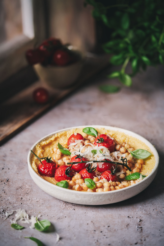 Ofengeröstete Tomaten und Kichererbsen auf cremiger Parmesan-Polenta