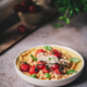 Ofengeröstete Tomaten und Kichererbsen auf cremiger Parmesan-Polenta